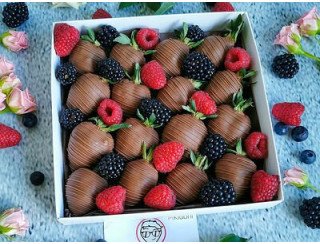 Мир клубники в шоколаде лого