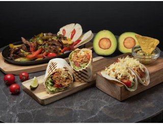 Latino Mama лого