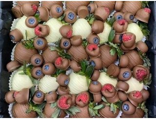 Milk Bar клубника в шоколаде лого