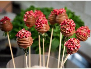 Lujo букеты из клубники в шоколаде лого