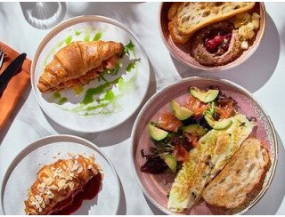 Amo italian bistro лого