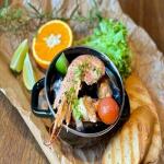 На районе бар